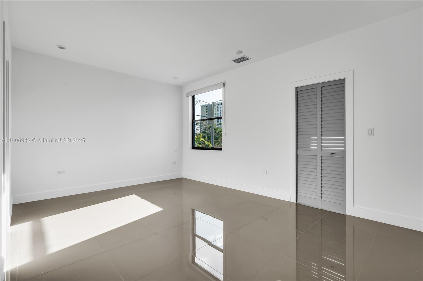 12TH ST MANORS SEC 3 - Residential