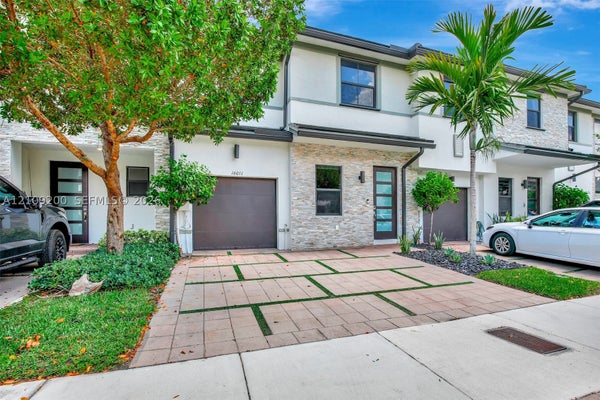 16011 NW 91ST CT, HIALEAH, FL 33018 - Image 866caeb66c371cf4dabc8b7105b014c4/3954000160