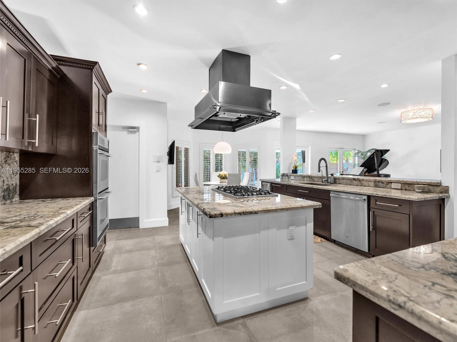 HOLLYWOOD LAKES SECTION - Residential