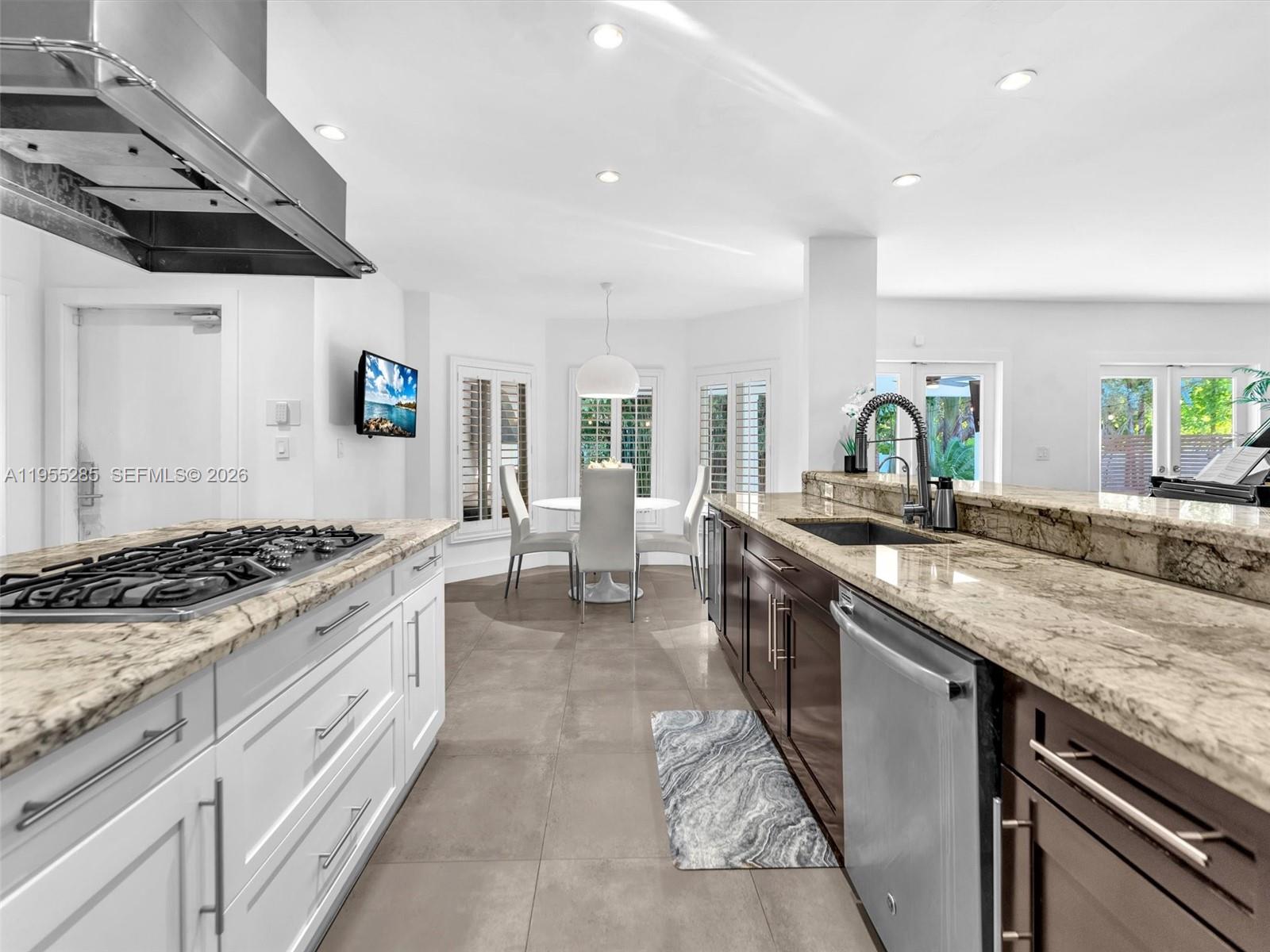 HOLLYWOOD LAKES SECTION - Residential