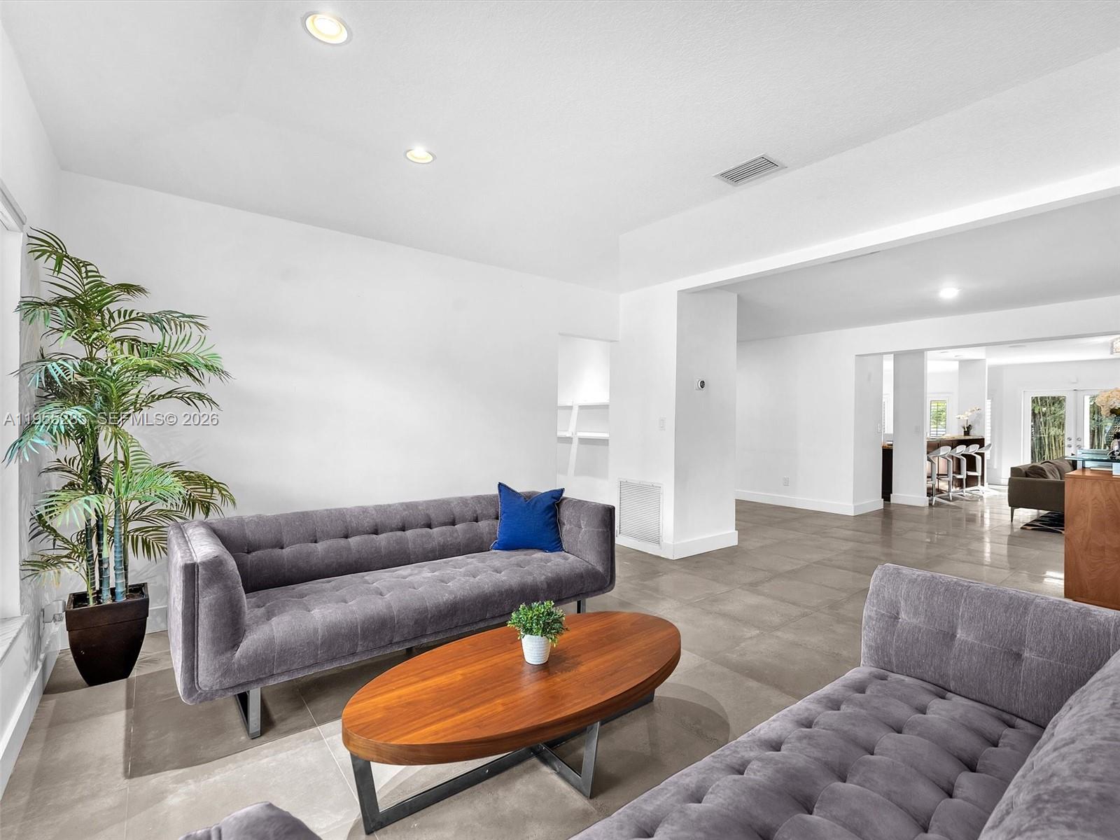 HOLLYWOOD LAKES SECTION - Residential