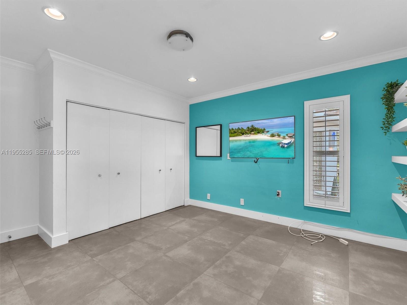 HOLLYWOOD LAKES SECTION - Residential