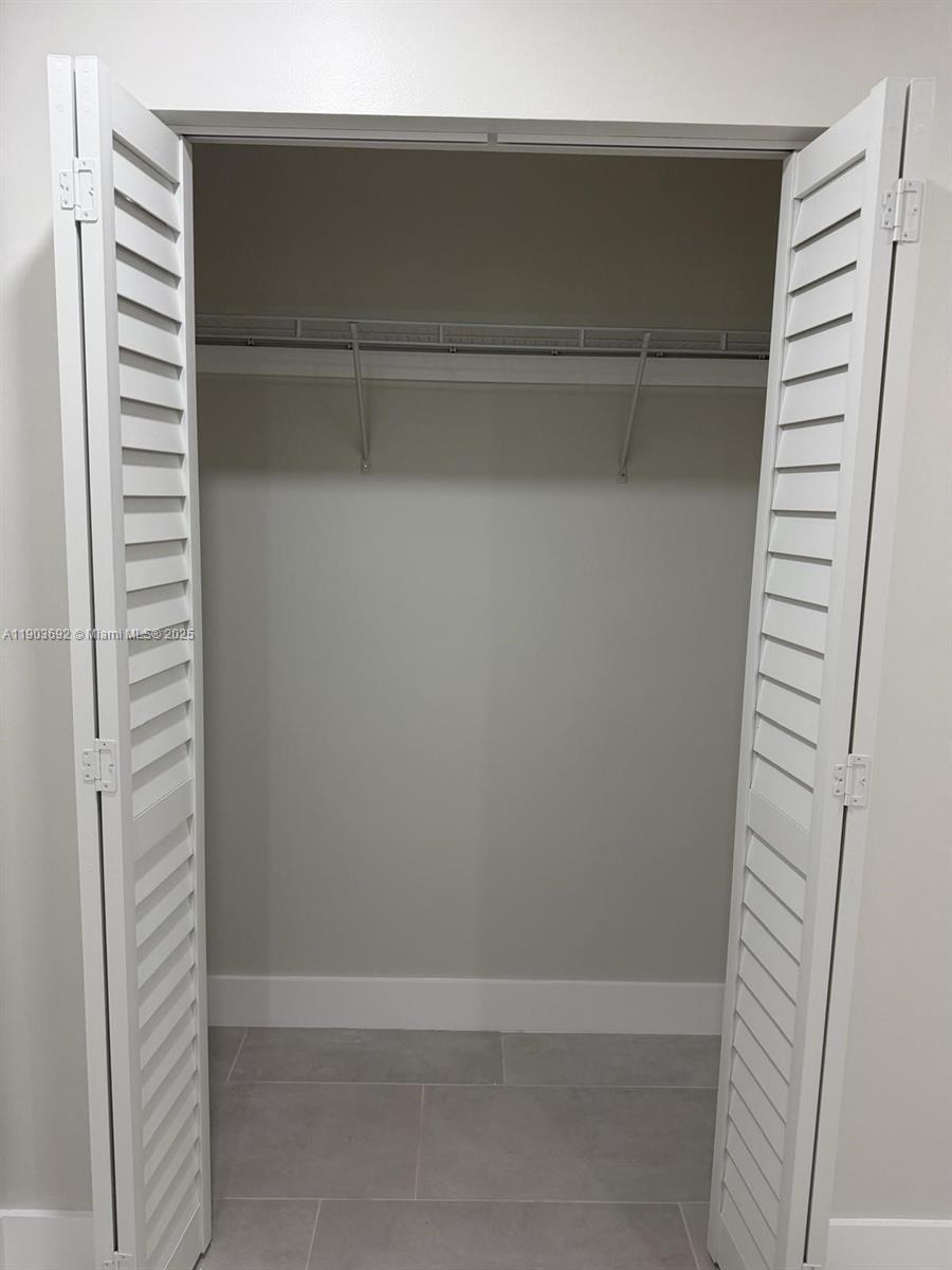 BANYAN TREE FOUR CONDO - Residential Lease