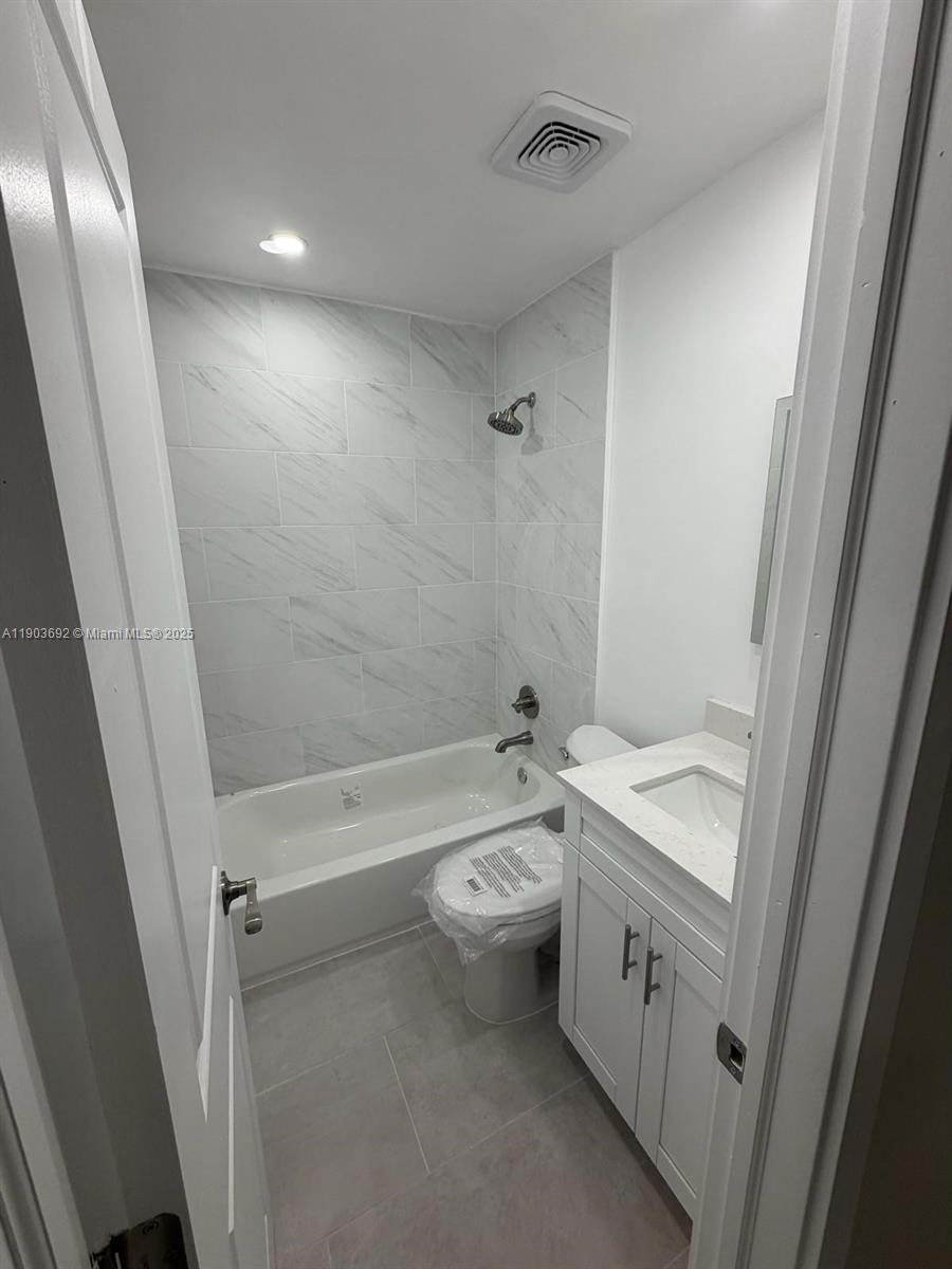 BANYAN TREE FOUR CONDO - Residential Lease