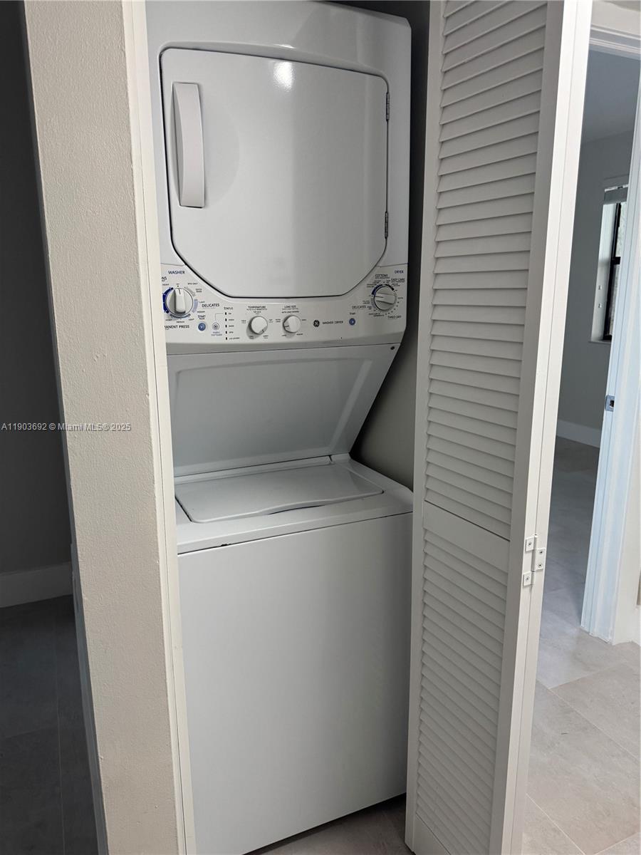 BANYAN TREE FOUR CONDO - Residential Lease