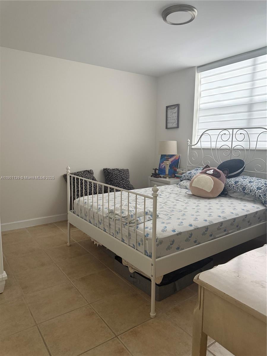 SOMERSET AT LAUDERDALE LA - Residential