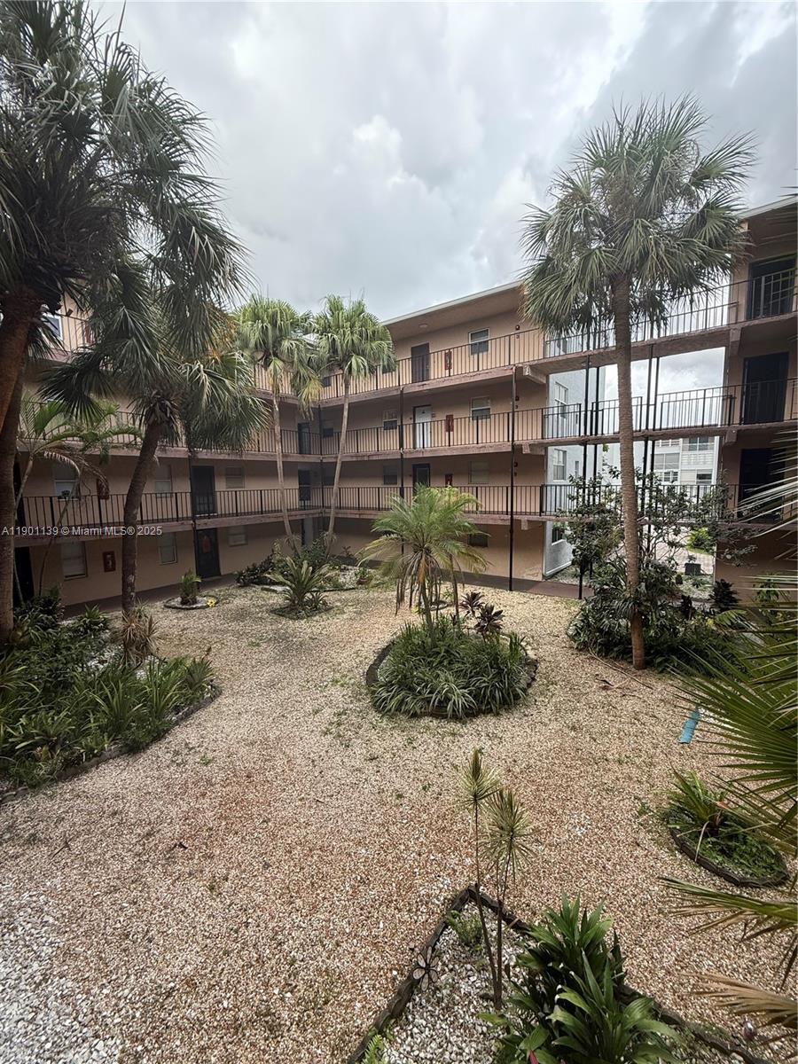 View photos, virtual tours, details... 2850 Somerset Dr 202L