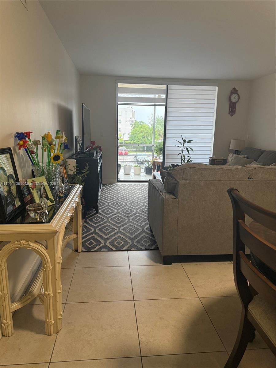 SOMERSET AT LAUDERDALE LA - Residential