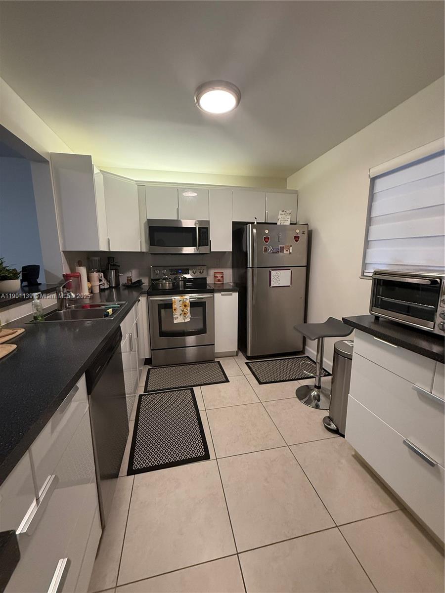 SOMERSET AT LAUDERDALE LA - Residential