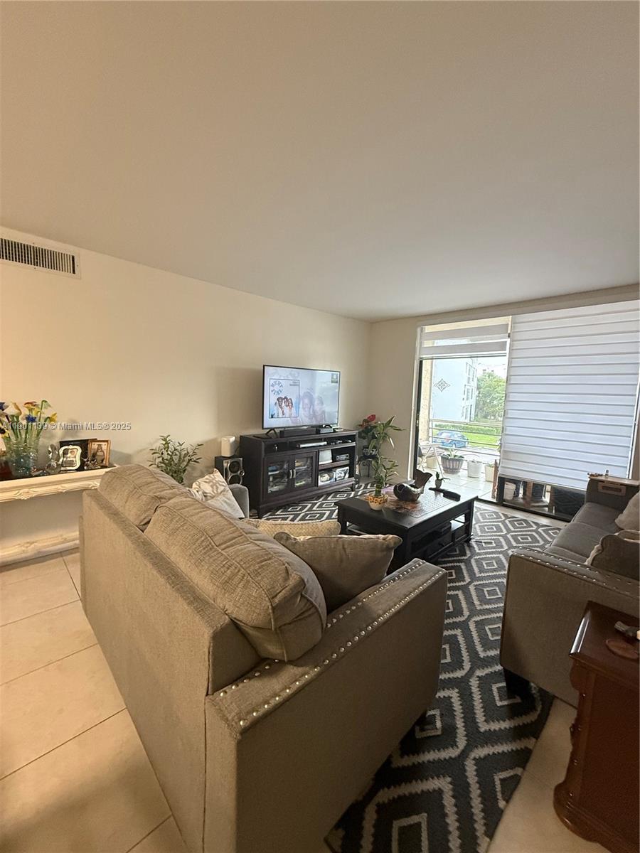 SOMERSET AT LAUDERDALE LA - Residential