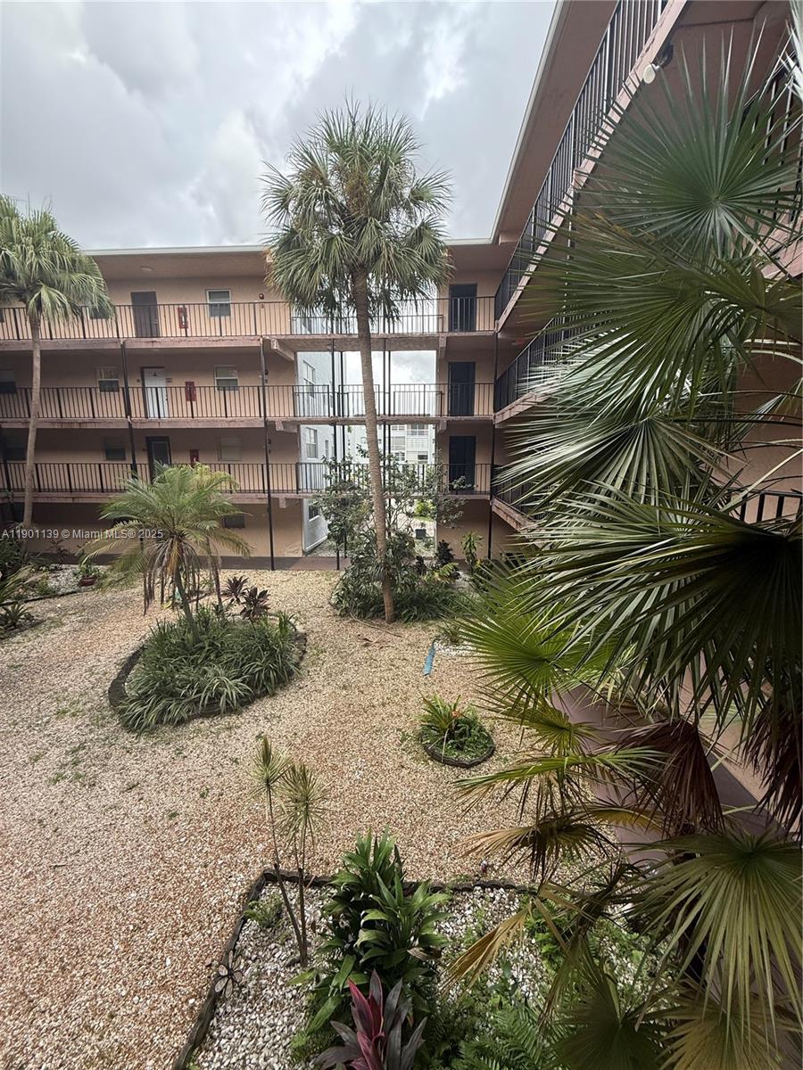 View photos, virtual tours, details... 2850 Somerset Dr 202L