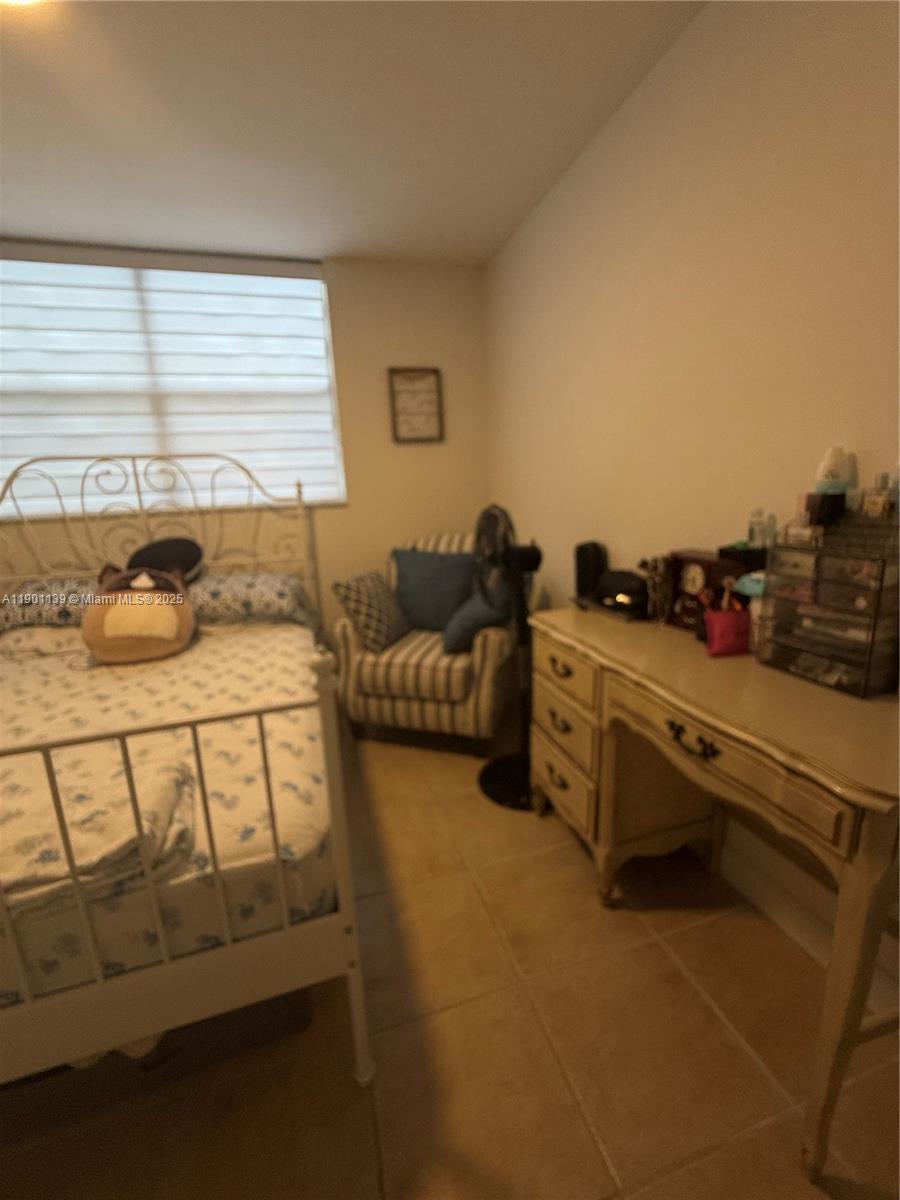 SOMERSET AT LAUDERDALE LA - Residential