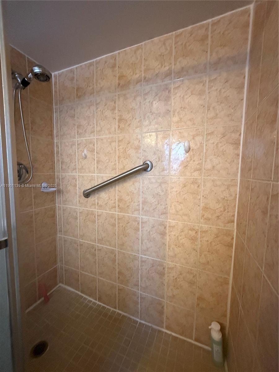 SOMERSET AT LAUDERDALE LA - Residential