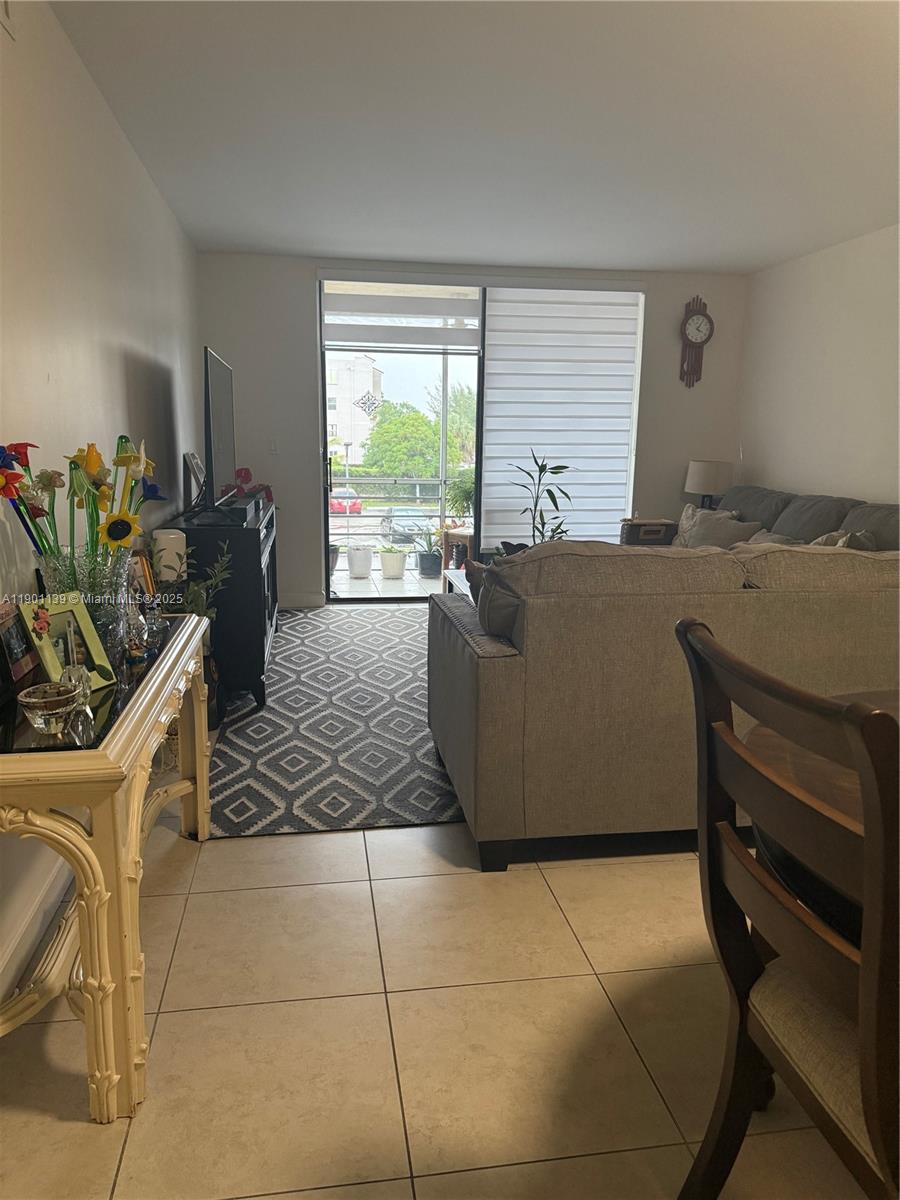 SOMERSET AT LAUDERDALE LA - Residential