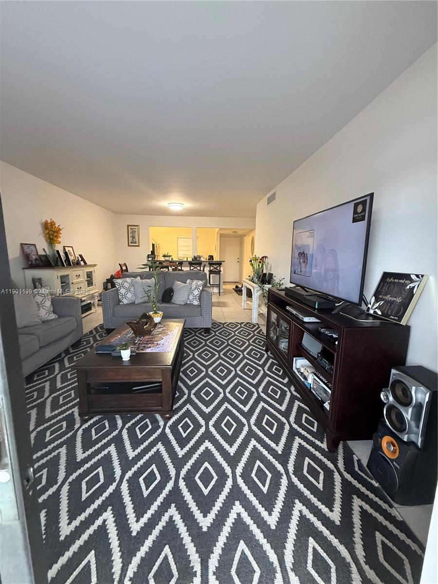 SOMERSET AT LAUDERDALE LA - Residential