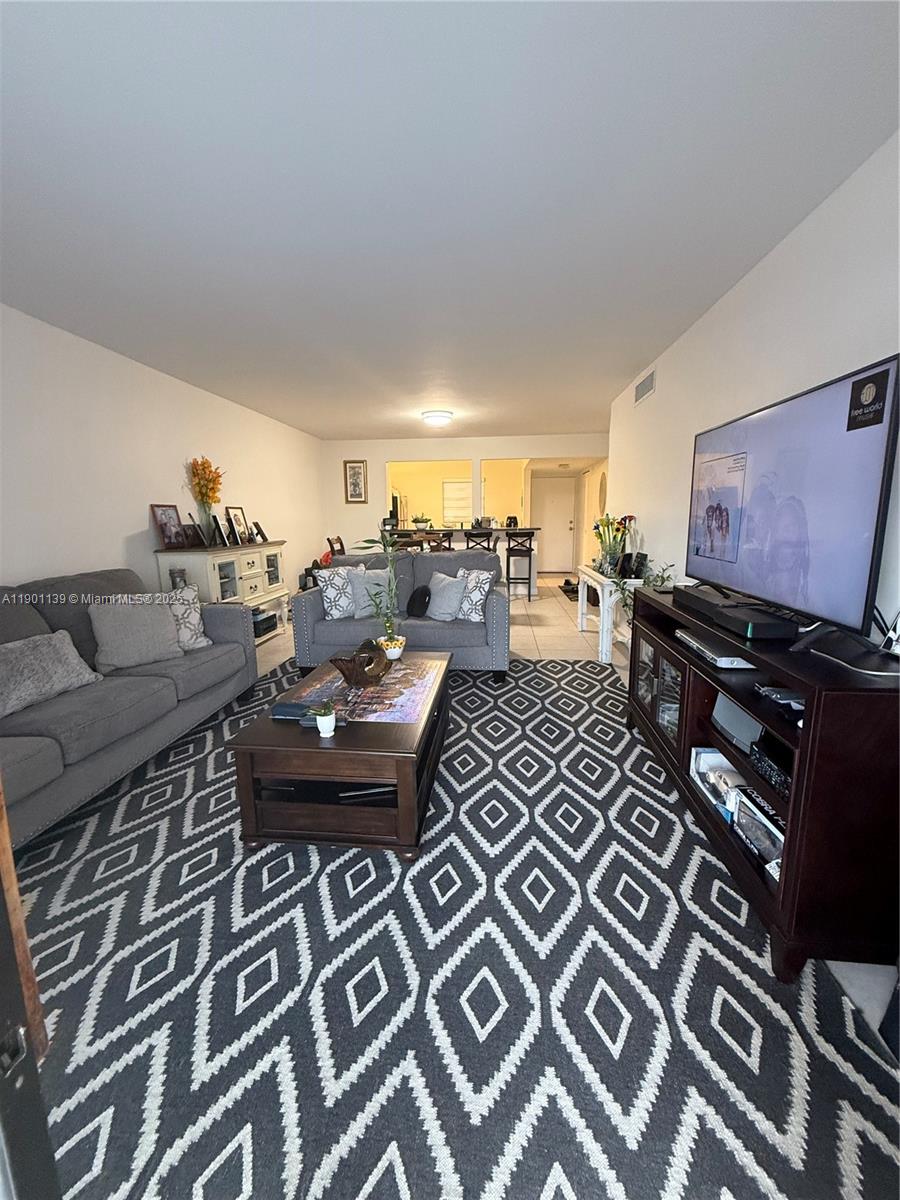 SOMERSET AT LAUDERDALE LA - Residential