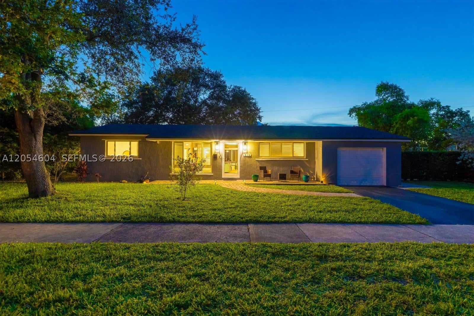 312 N Luna Ct