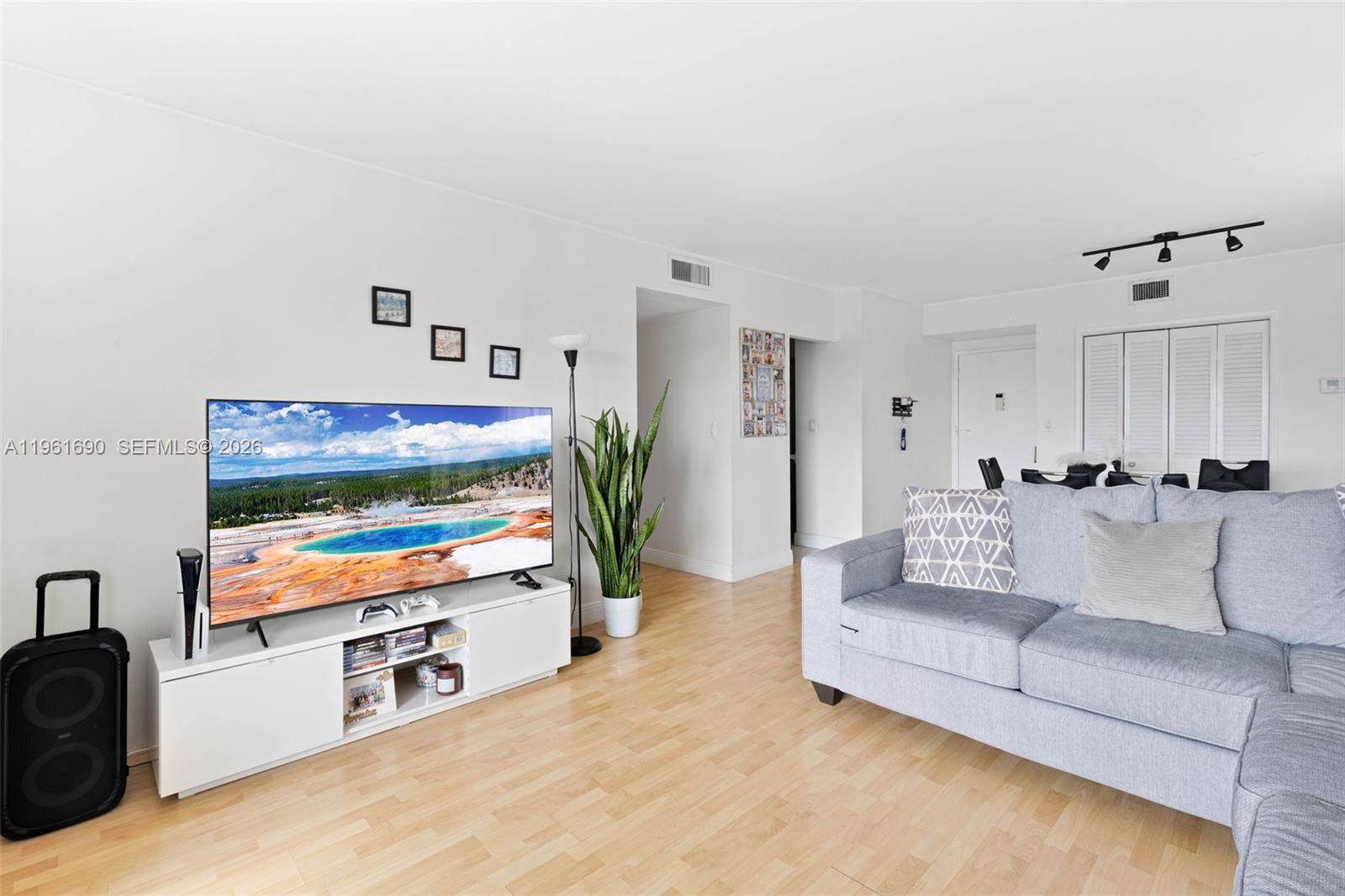 HILLCREST NO 21 CONDO - Residential