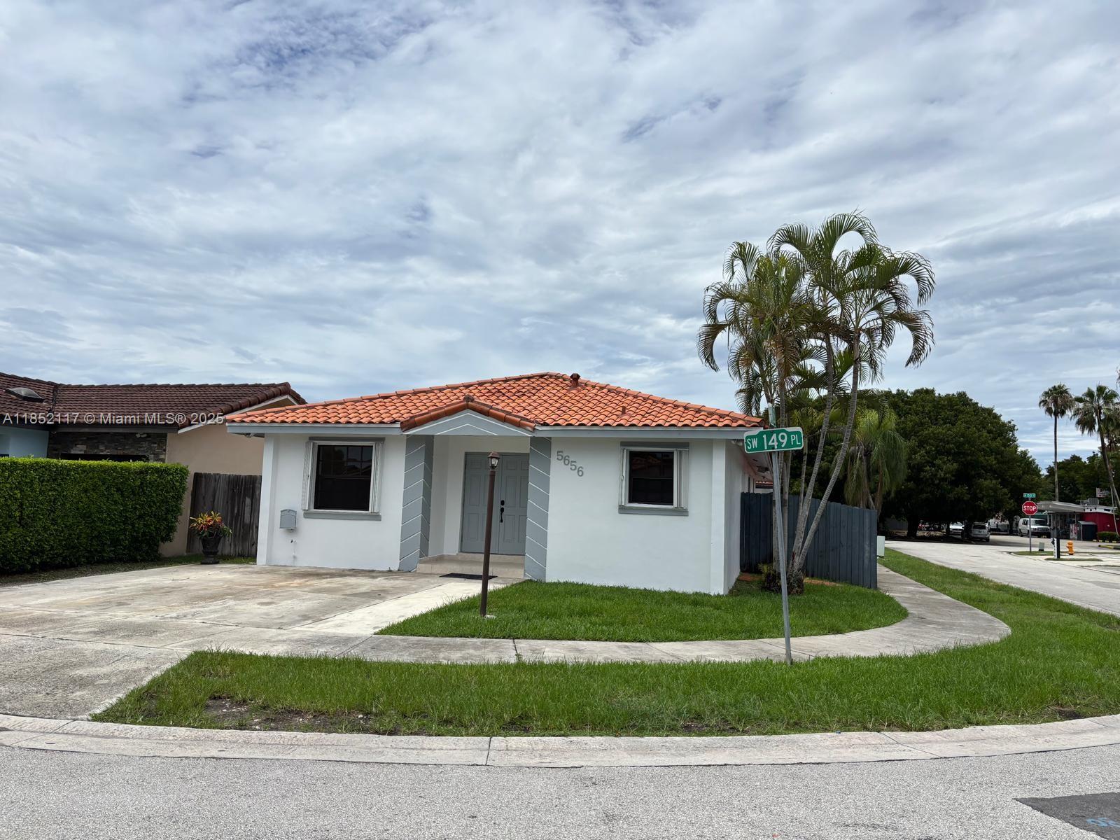 Bright & spacious 4 bedroom 2 bath home with tile floors, new kitchen appliances, ample parking, fenced yard, and washer & dryer. No association approval needed. Fast approval. Ready to move in.
Apply on line through this RentSpree link: https://apply.link/EhoDWBg