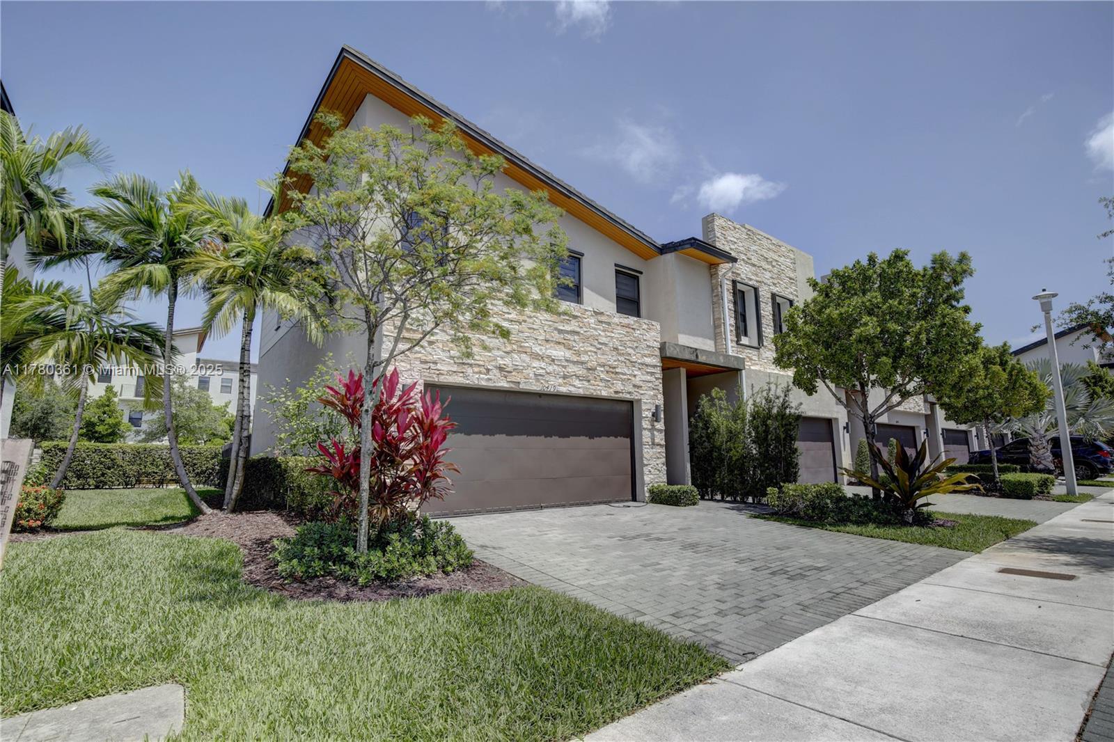 Property for Sale at 10419 Nw 81st Ter, Doral, Miami-Dade County, Florida - Bedrooms: 3 
Bathrooms: 3  - $799,000