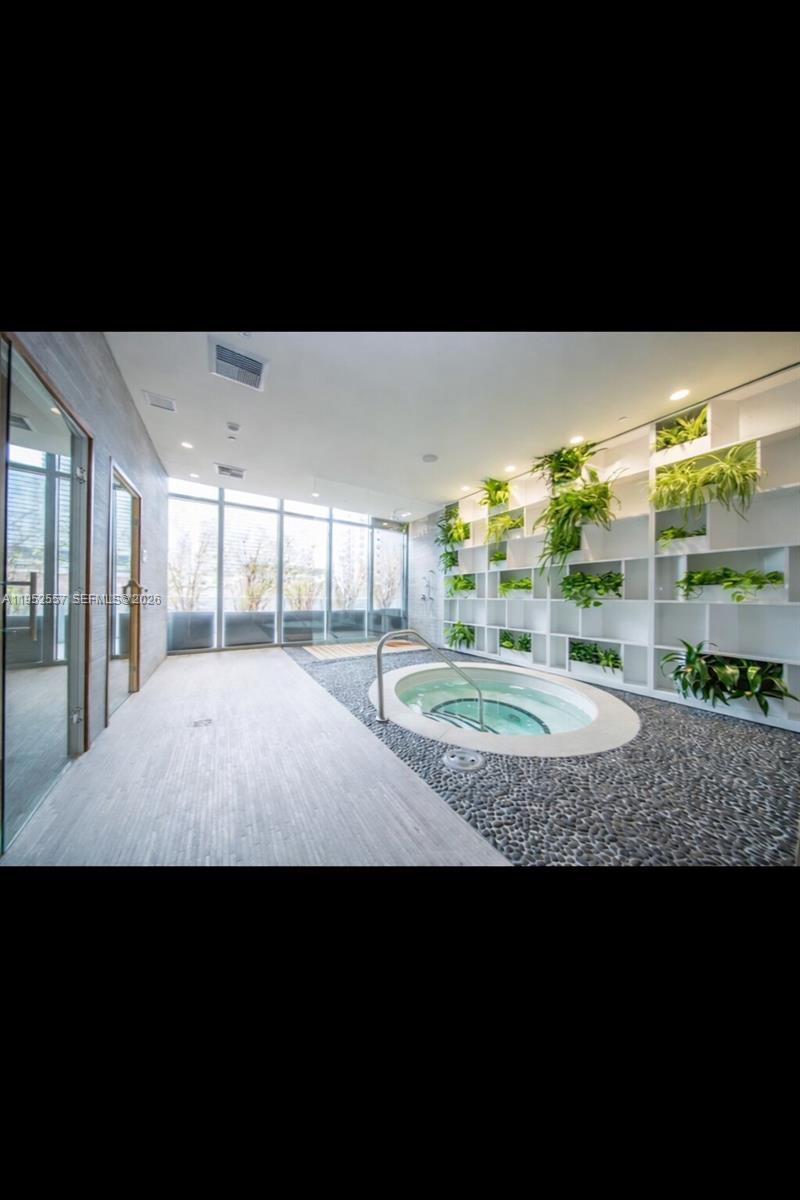 45 SW 9th St 1004, Miami, FL, 33130/$565,000 2 45 SW 9th St 1004