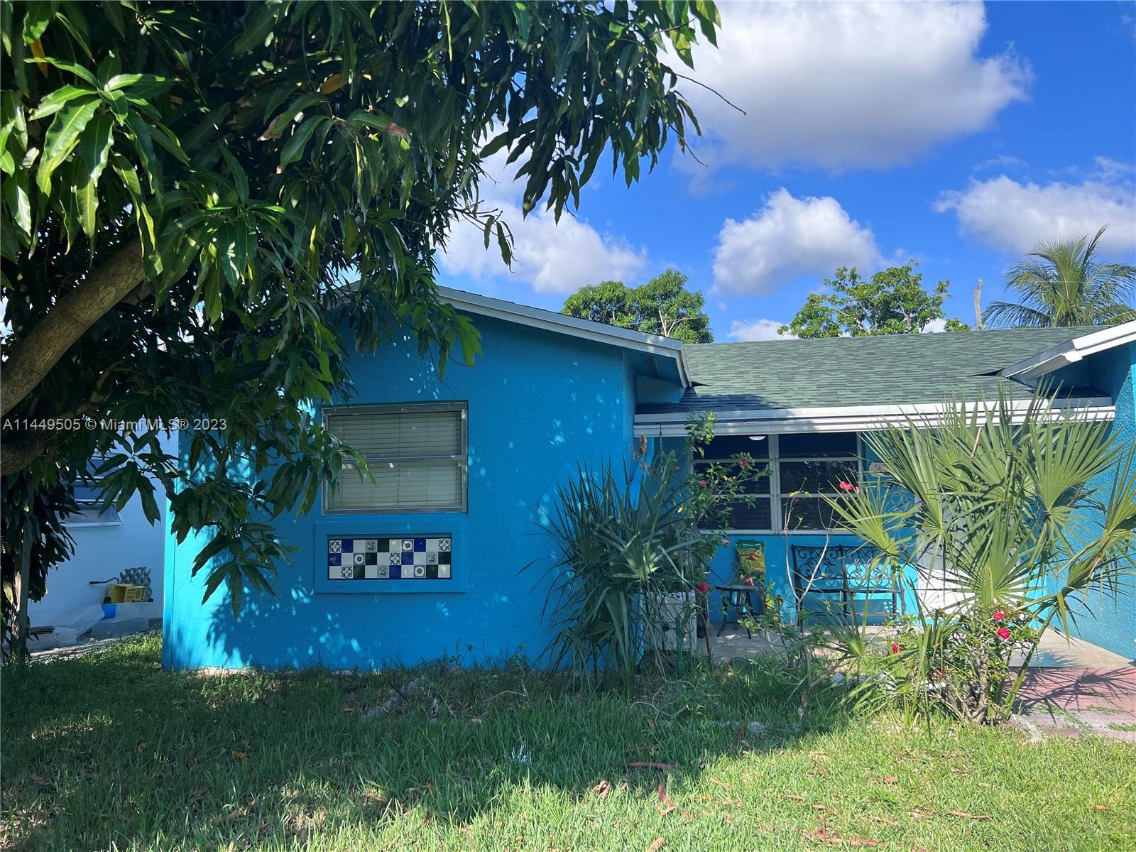 Ready to move-in, 2 bedrooms 1 bath, very nice house closer to restaurants, supermarkets and other stores. Open floor with tile throughout the house, spaced rooms with nice built in closets.