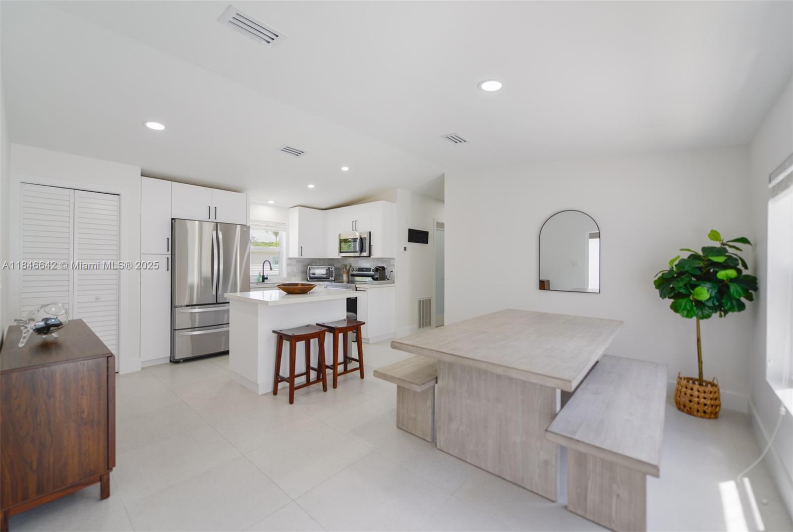 Charming manufactured home located in the heart of Key Largo. Built in 2008 and effectively updated in 2015, this single-story residence features 2 spacious bedrooms and 2 full bathrooms, making it ideal as a primary home, vacation retreat, or investment property.
The home sits in a peaceful neighborhood, just minutes from the water, local marinas, and the best of island living.
Don't miss your opportunity to own a slice of paradise in the Florida Keys at a competitive price! Schedule your private showing today!!!