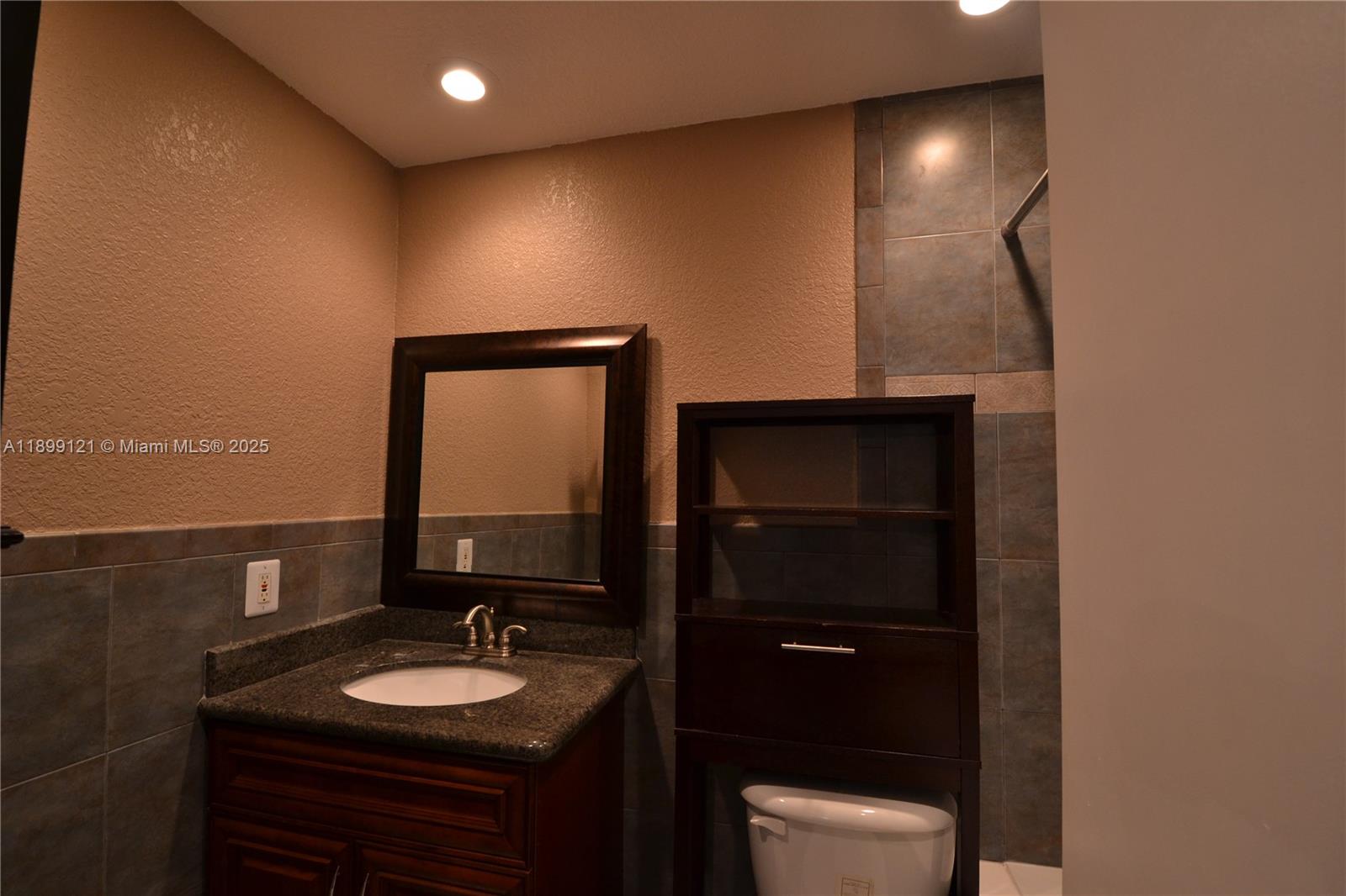 LAKES GARDEN CONDO - Residential Lease