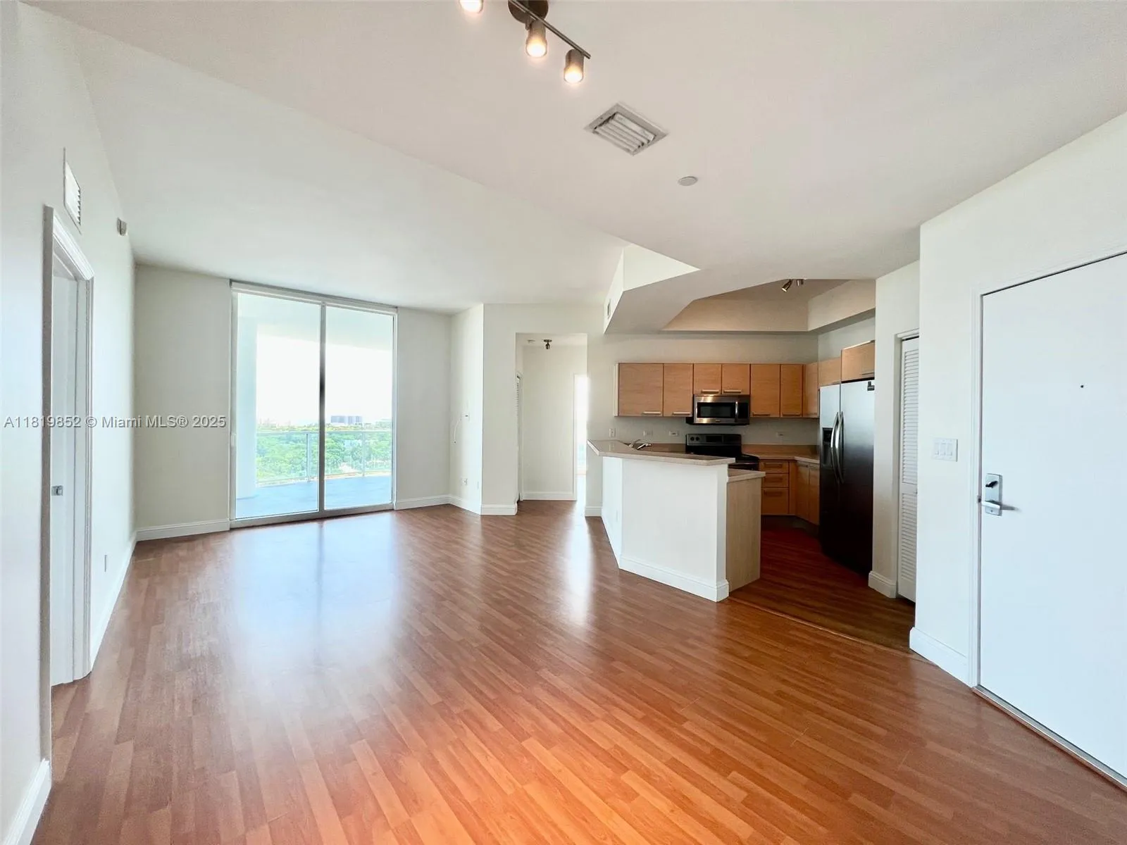 Miami, Florida 33129, United States, 3 Bedrooms Bedrooms, ,2 BathroomsBathrooms,Residential,Active,148995