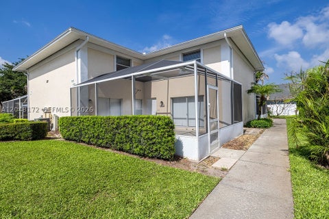 Photo of 1542 N Lawnwood Cir #37D, Fort Pierce, FL 34950 (MLS # A12048172)