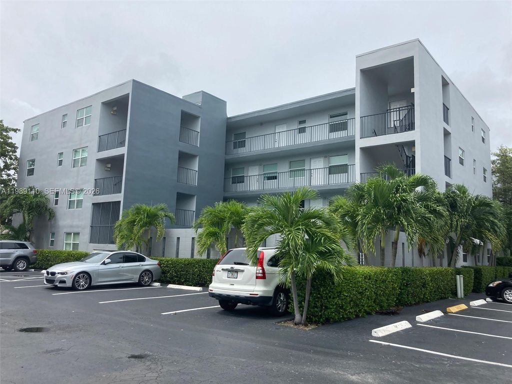Photo of 611 NE 14th Ave #202, Fort Lauderdale, FL 33304 (MLS # A11989110)