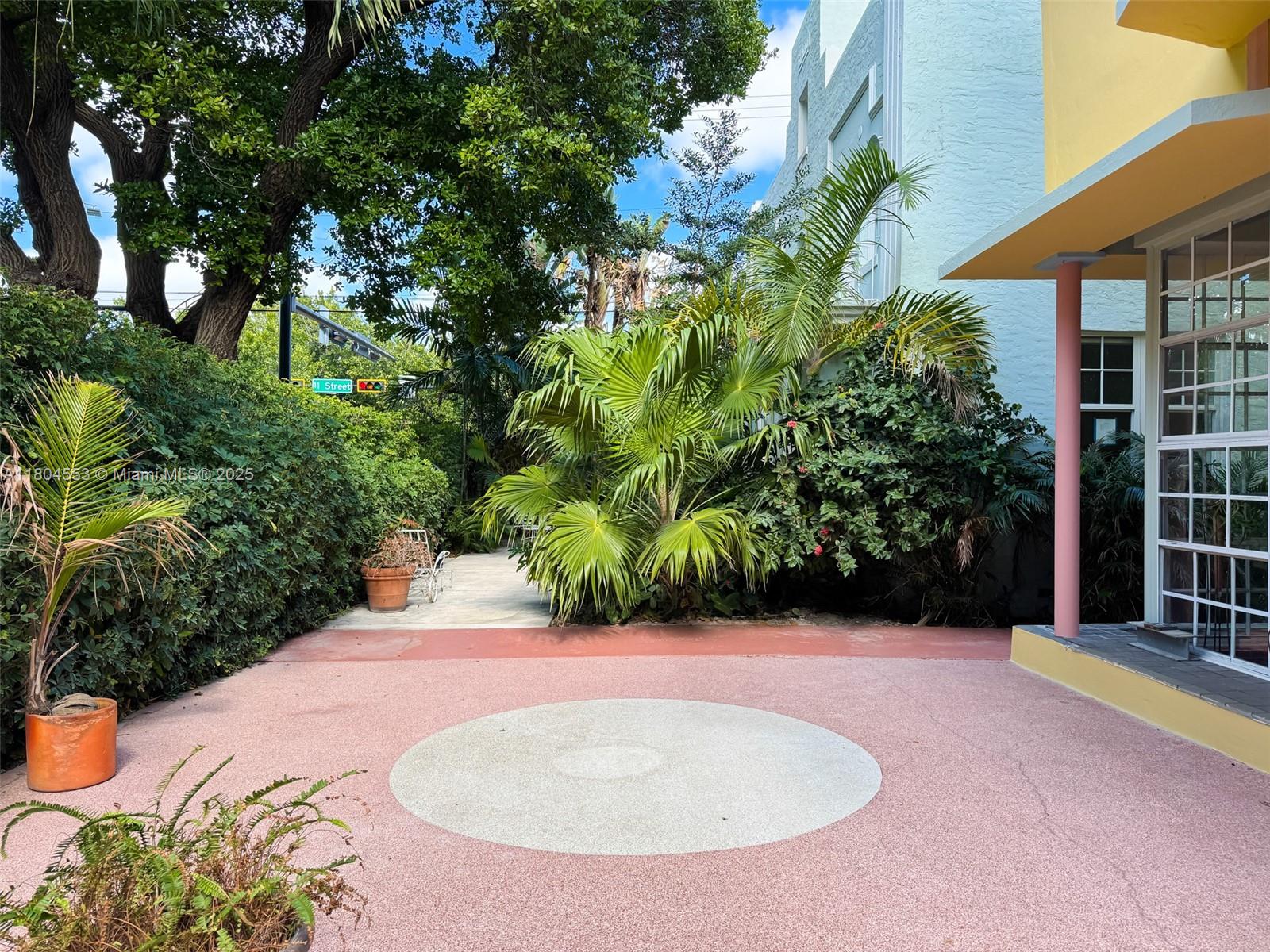 THE FLAMINGO CONDO - Residential