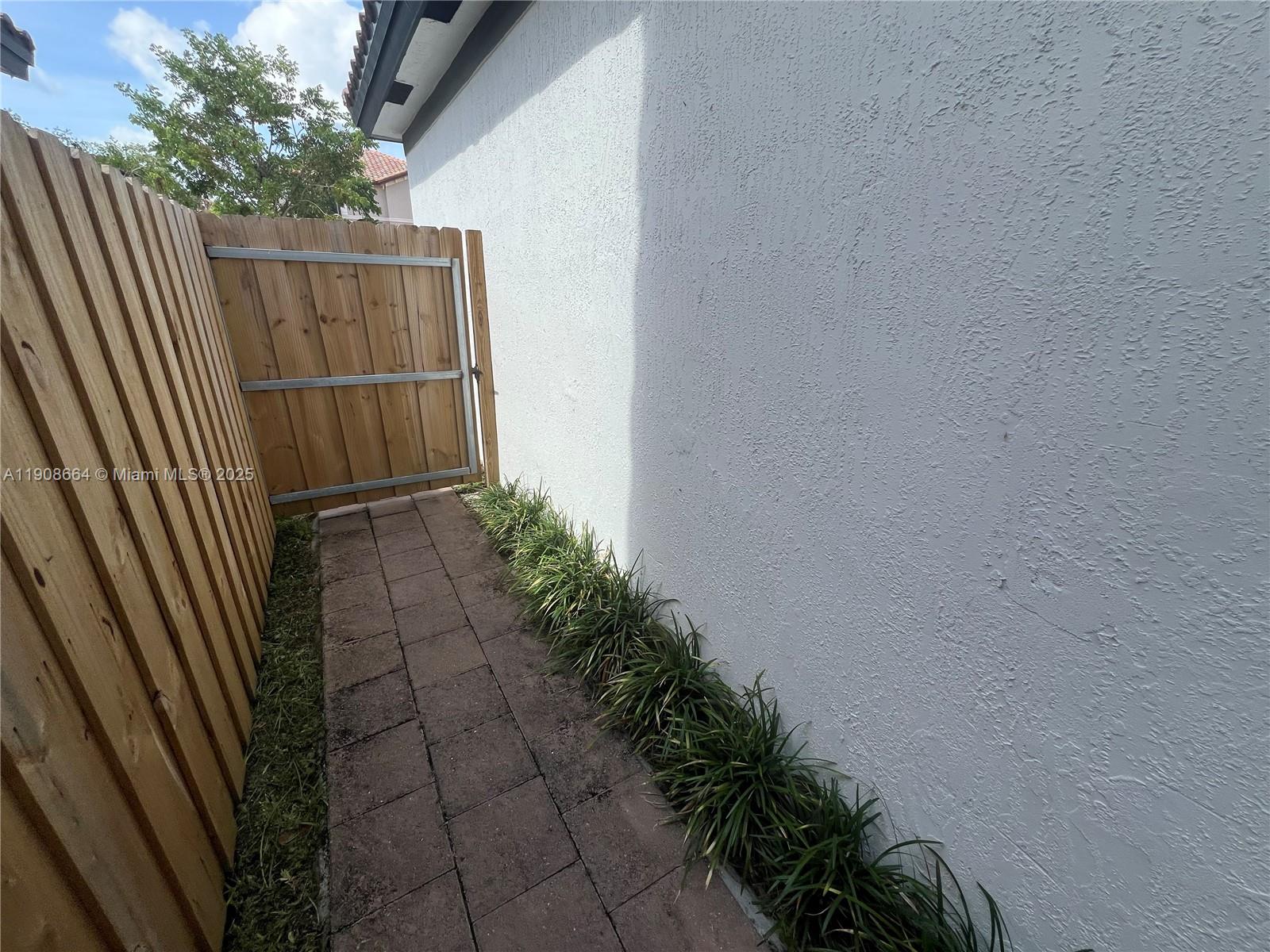 COCO PALM ESTATES - Residential Lease