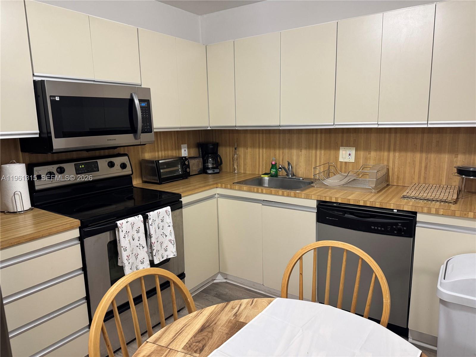 2500 Parkview Dr 1610