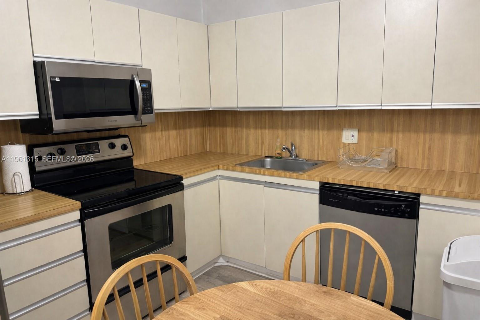 2500 Parkview Dr 1610