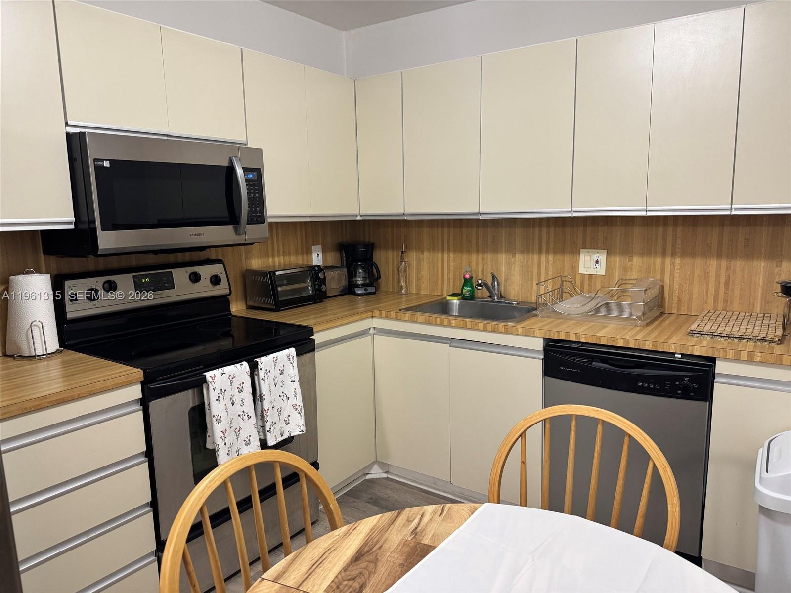 2500 Parkview Dr 1610