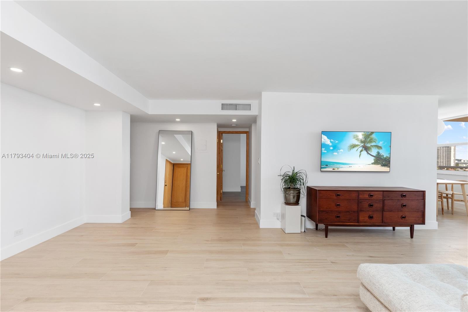 WINSTON TOWERS 200 - Residential