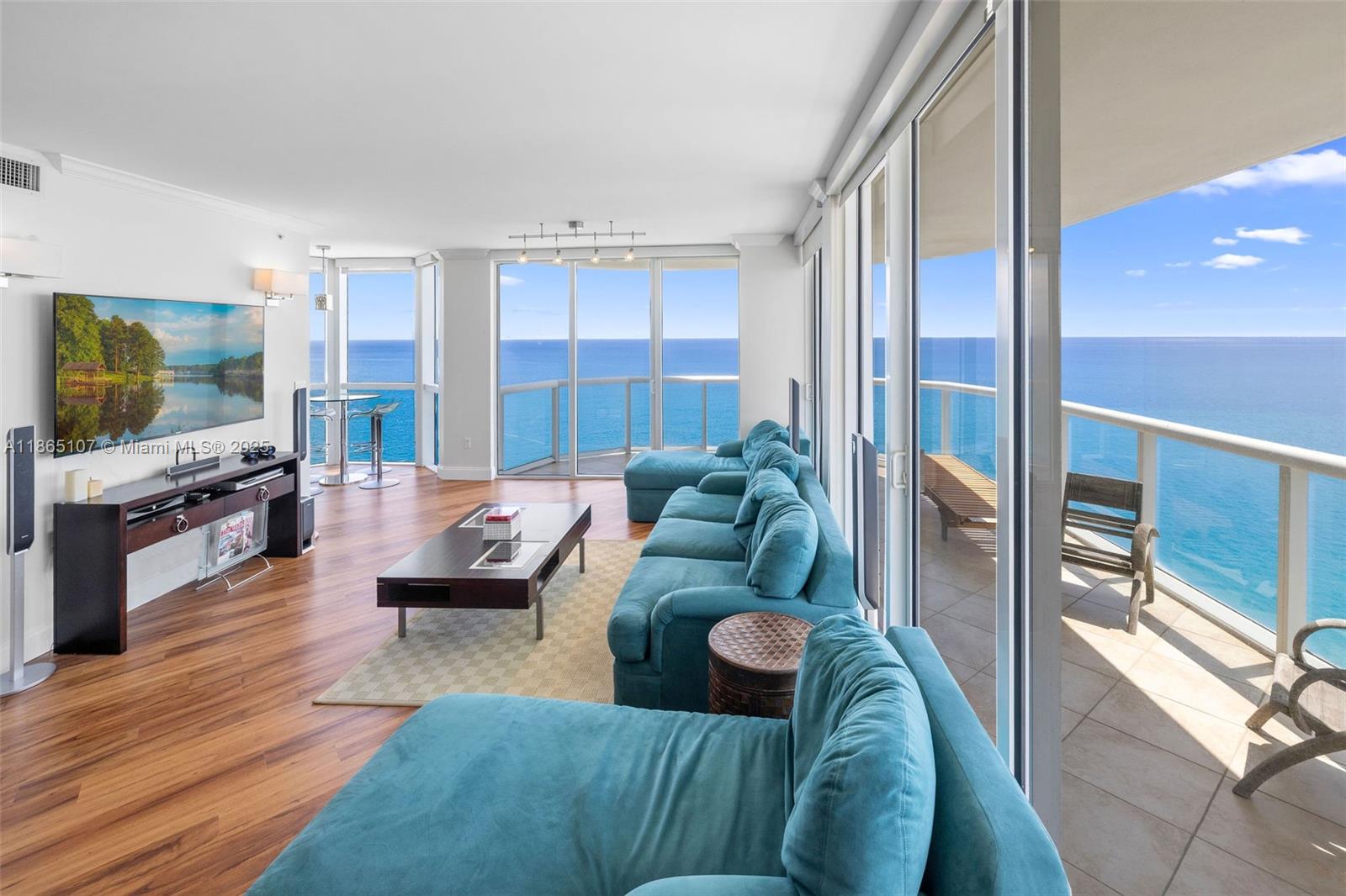 AKOYA CONDO - Residential