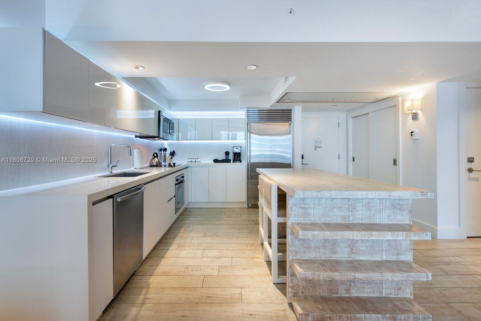 1 HOTEL & HOMES - Residential Lease