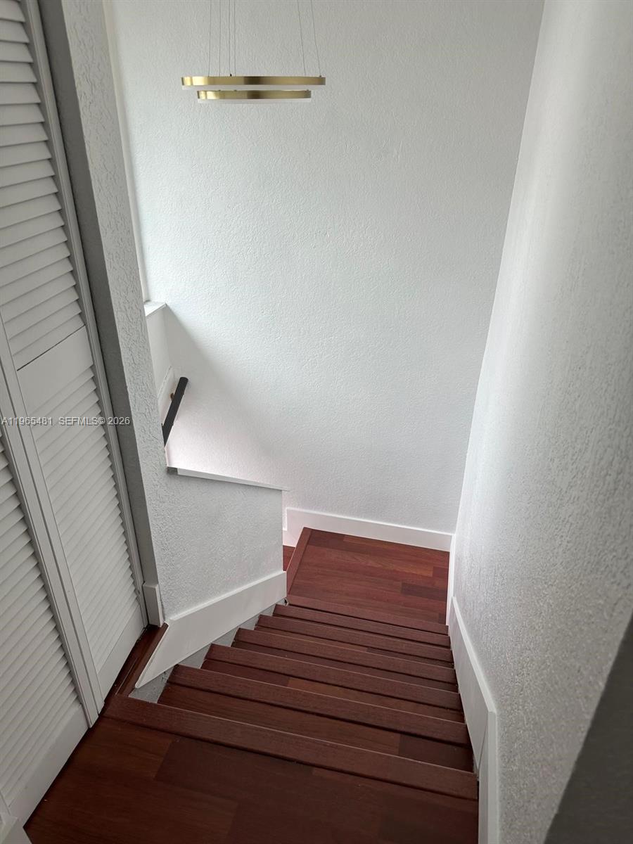 SNAPPER CREEK TOWNHOUSES - Residential