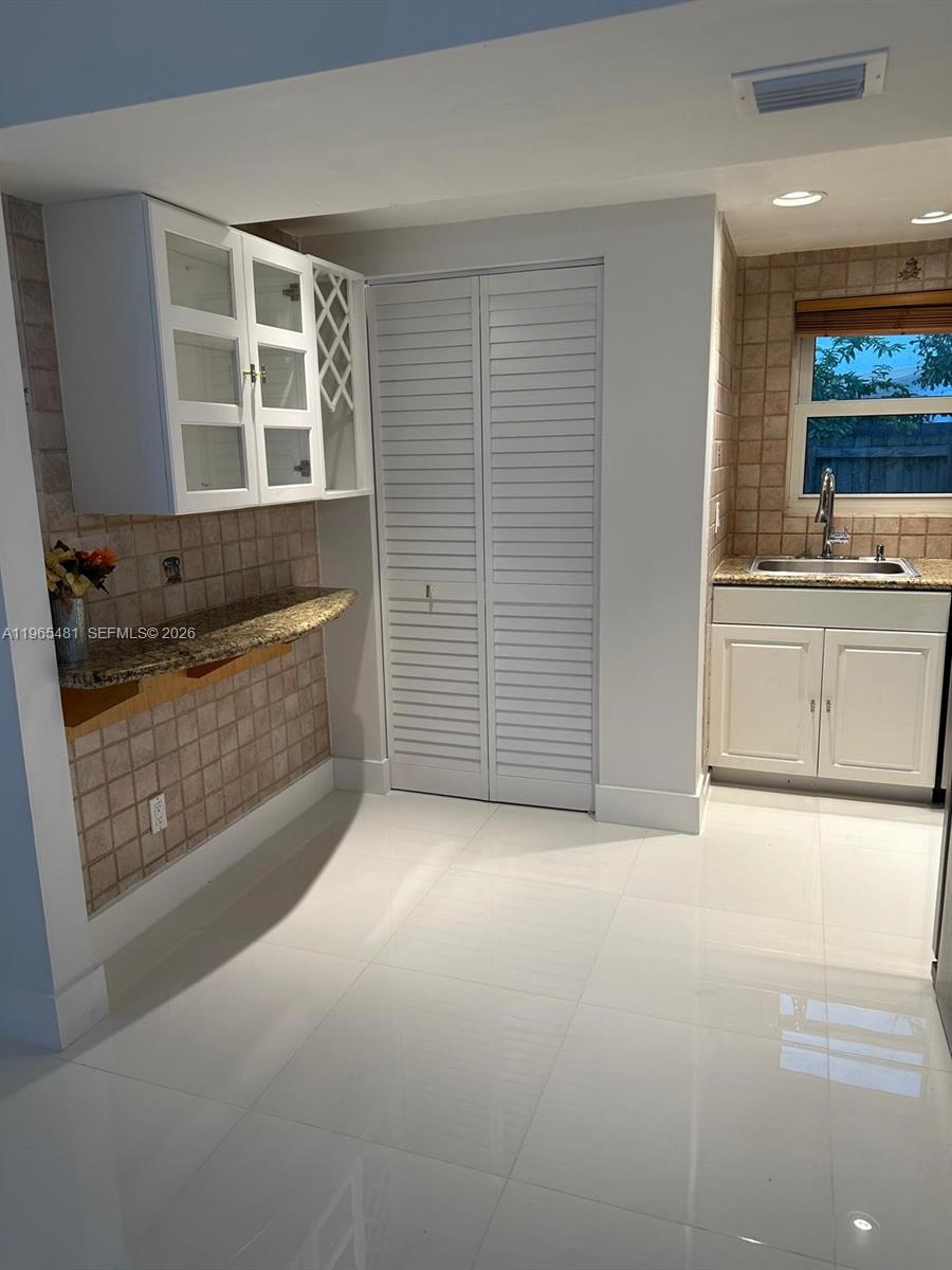 SNAPPER CREEK TOWNHOUSES - Residential