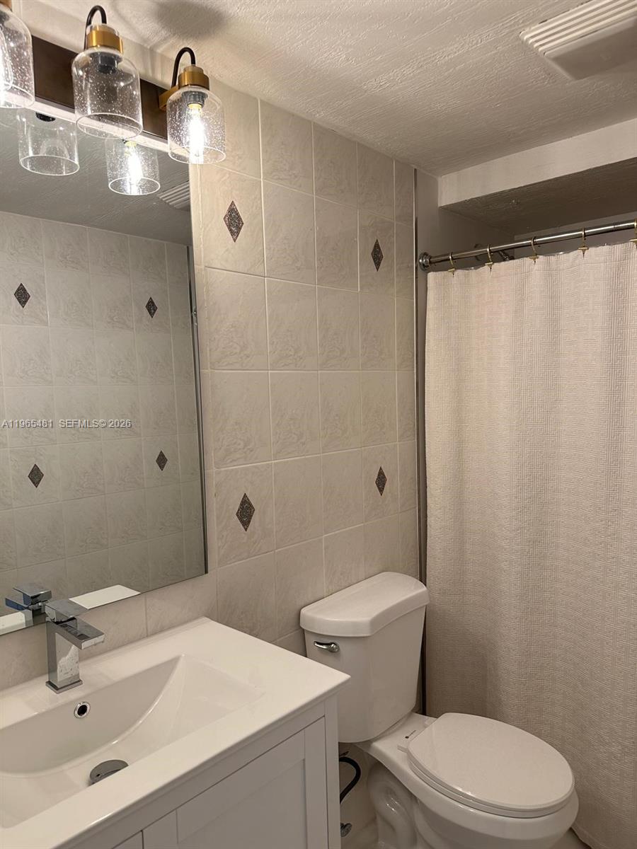 SNAPPER CREEK TOWNHOUSES - Residential