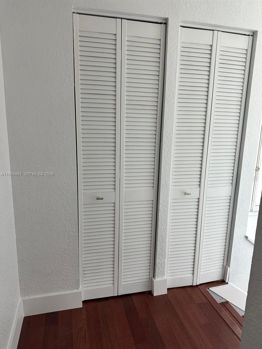 SNAPPER CREEK TOWNHOUSES - Residential