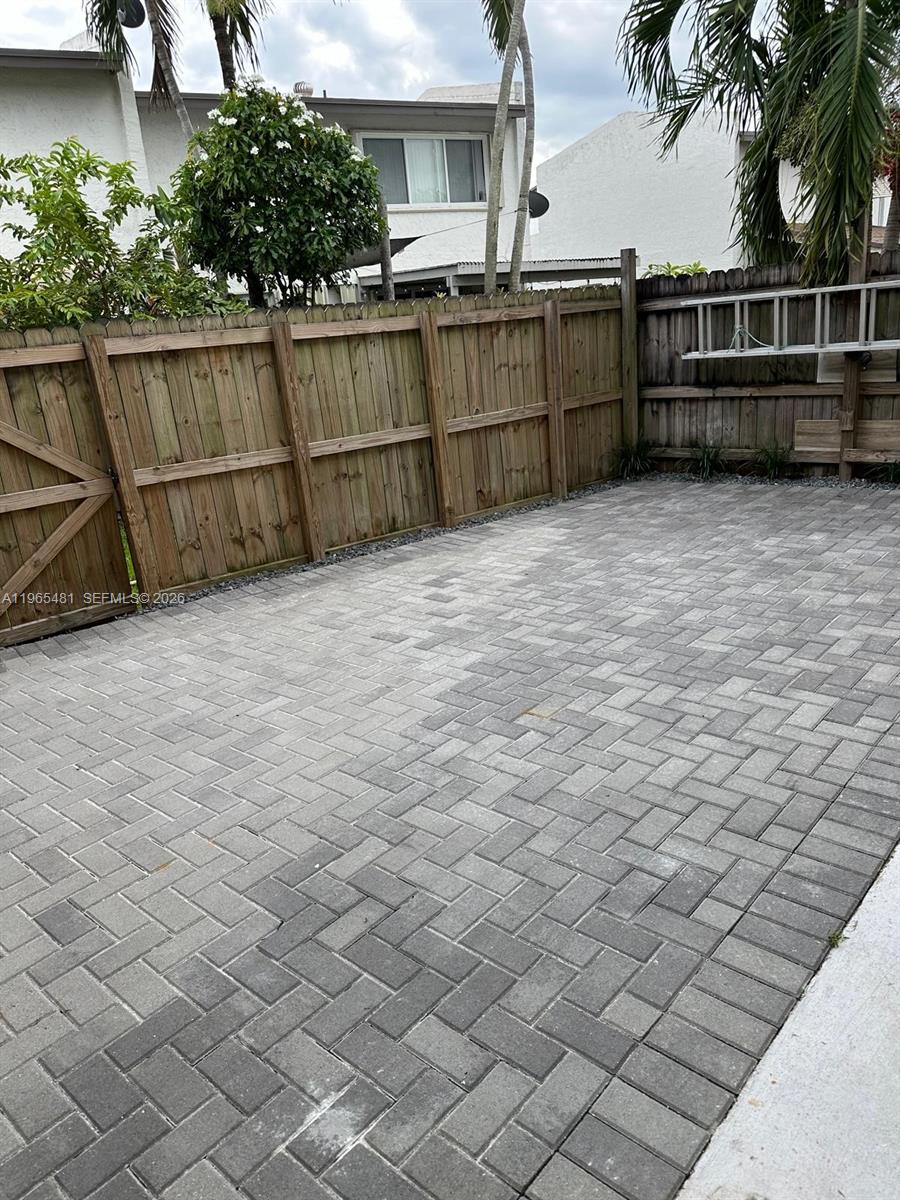 SNAPPER CREEK TOWNHOUSES - Residential