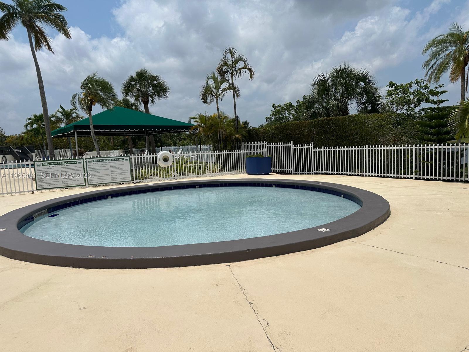 SNAPPER CREEK TOWNHOUSES - Residential