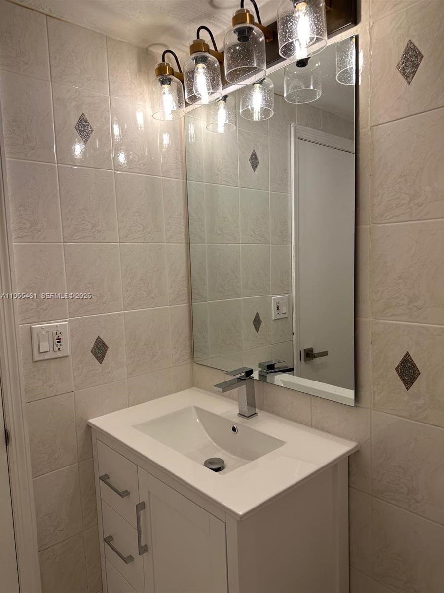 SNAPPER CREEK TOWNHOUSES - Residential