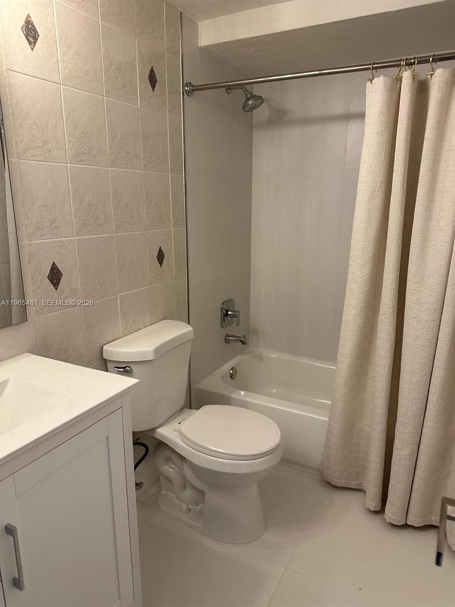 SNAPPER CREEK TOWNHOUSES - Residential