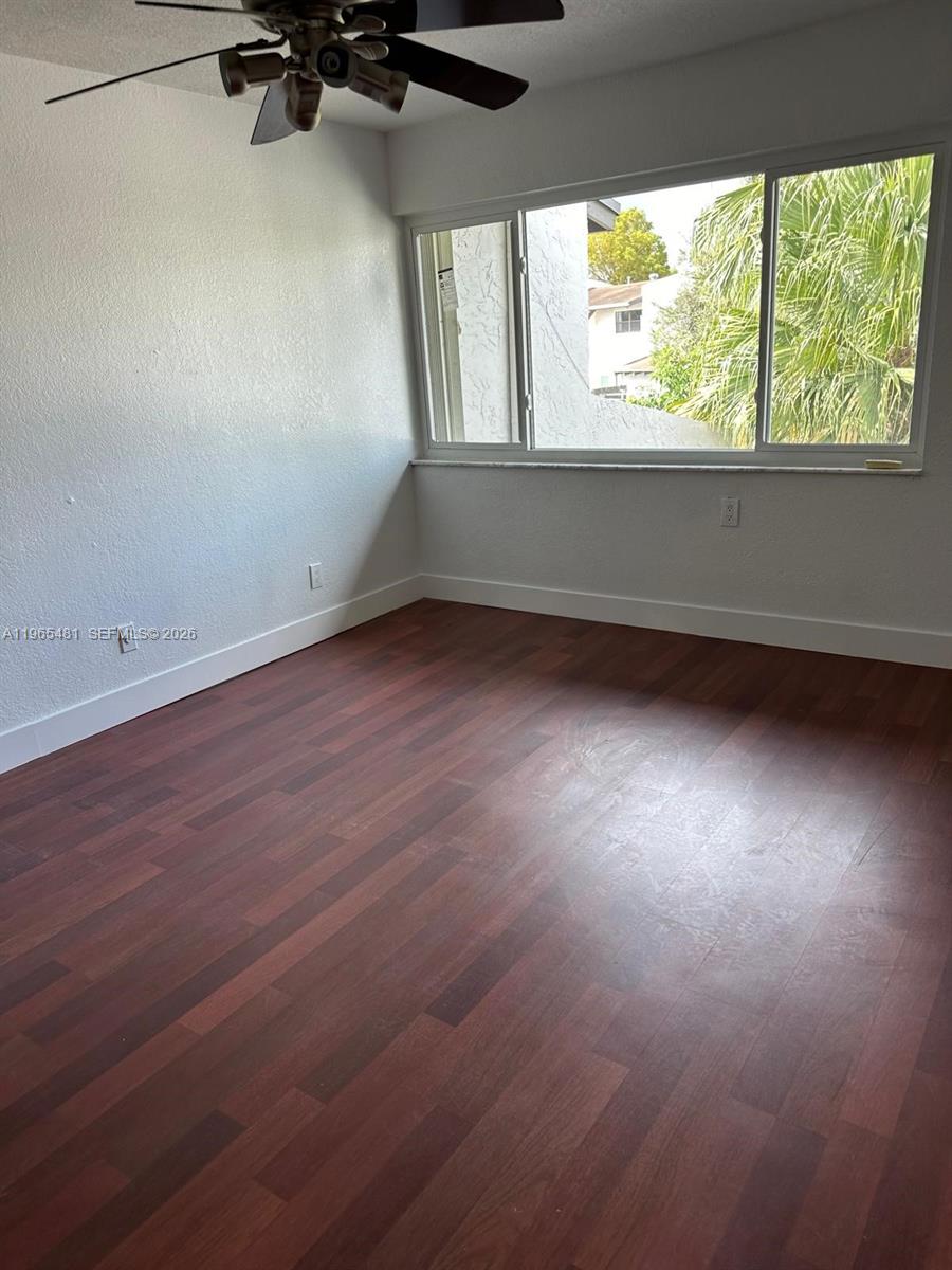 SNAPPER CREEK TOWNHOUSES - Residential