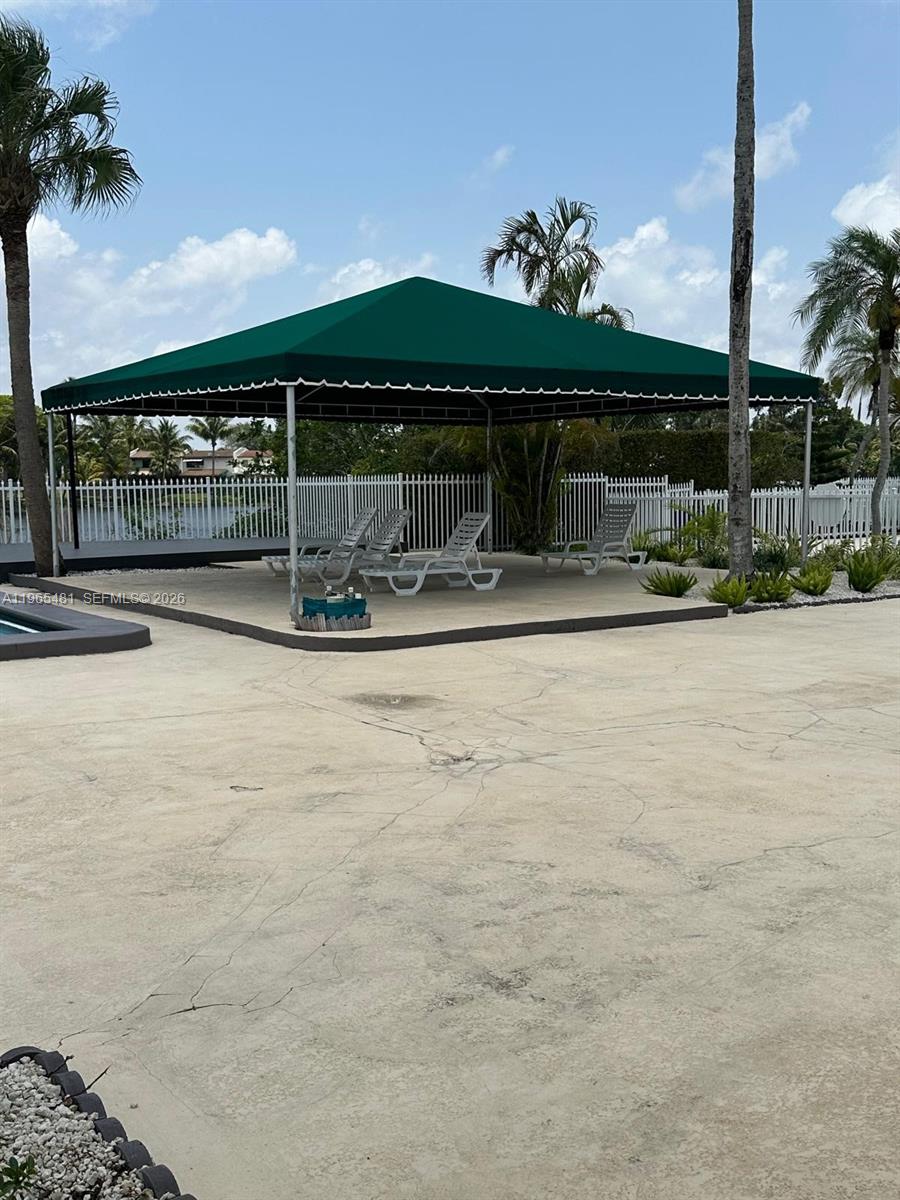 SNAPPER CREEK TOWNHOUSES - Residential