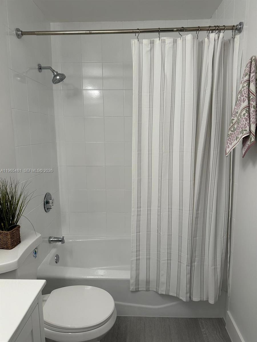 SNAPPER CREEK TOWNHOUSES - Residential